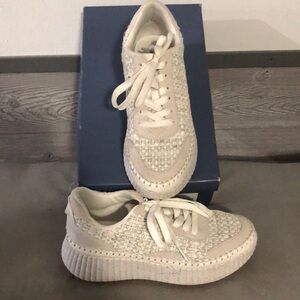 Universal Thread Off-White Woven Sneakers